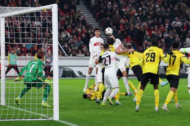 Jeff Chabot 24 (VfB Stuttgart) mit einem Kopfball, Aktion, VfB Stuttgart vs. BSC Young Boys Bern, Fussball, Maenner, UEFA Europa League, Saison 2025 2026, 8. Spieltag, 29.01.2026 DFB regulations prohibit any use of photographs as image sequences and or quasi-video Stuttgart Baden-Wuerttemberg Deutschland