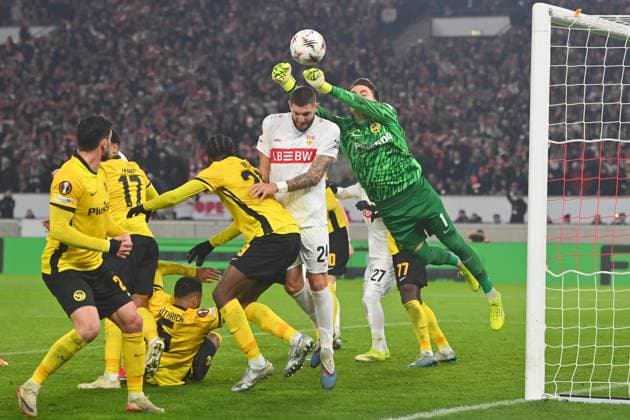 Strafraumszene mit Torwart Marvin KELLER (Bern), Jeff CHABOT (VFB Stuttgart), Chris BEDIA (Bern) ,Aktion,Zweikampf. Fussball UEFA Europa League VfB Stuttgart -BSC Young Boys am 29.01.2026 MHP ARENA.