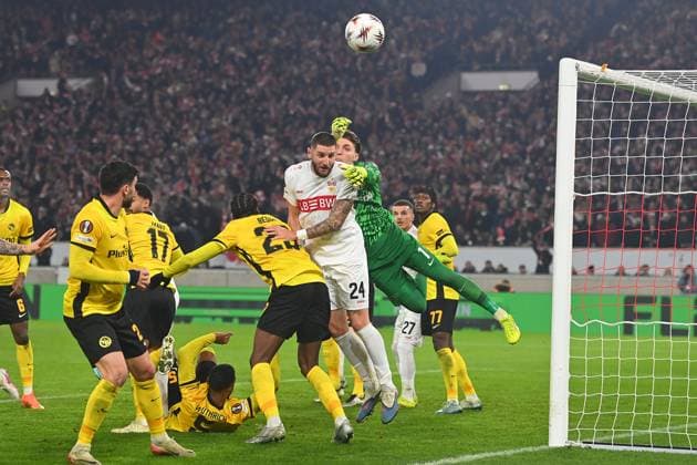 Strafraumszene mit Torwart Marvin KELLER (Bern), Jeff CHABOT (VFB Stuttgart), Chris BEDIA (Bern) ,Aktion,Zweikampf. Fussball UEFA Europa League VfB Stuttgart -BSC Young Boys am 29.01.2026 MHP ARENA.