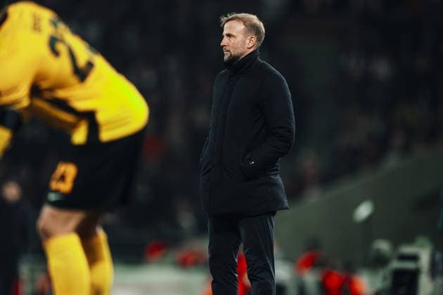 Trainer Sebastian Hoeneß (999; VfB Stuttgart) beobachtet konzentriert das Spiel an der Seitenlinie Trainer Sebastian Hoeneß (999; VfB Stuttgart) konzentriert