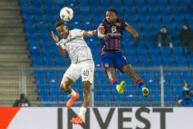 29 01 2026, Basel, St. Jakob-Park, Europa League: FC Basel - Viktoria Plzen, 40 Sampson Dweh (Plzen) in a header duell with 7 Philip Otele (Basel) Basel St. Jakob-Park Basel Switzerland Copyright: xJustPictures.ch PascalxvonxBürenx jp-en-PaVoB-Pavo_Fotografie-00889