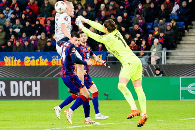 29 01 2026, Basel, St. Jakob-Park, Europa League: FC Basel - Viktoria Plzen, big save 1 Marwin Hitz (Basel) Basel St. Jakob-Park Basel Switzerland Copyright: xJustPictures.ch PascalxvonxBürenx jp-en-PaVoB-Pavo_Fotografie-01326