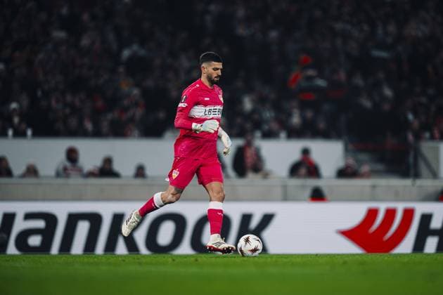 Fabian Bredlow (1; VfB Stuttgart) kontrolliert den Ball konzentriert im Torraum Torwart Fabian Bredlow (1; VfB Stuttgart) mit Ball