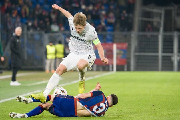 29 01 2026, Basel, St. Jakob-Park, Europa League: FC Basel - Viktoria Plzen, 31 Dominik Schmid (Basel) during a tackle 6 Lukas Cerv (Plzen) Basel St. Jakob-Park Basel Switzerland Copyright: xJustPictures.ch PascalxvonxBürenx jp-en-PaVoB-Pavo_Fotografie-01453