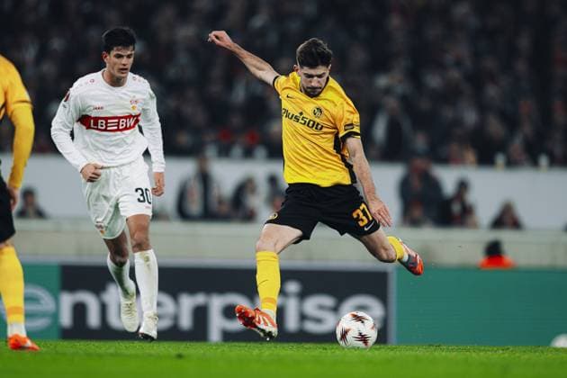 Chema Andres (30; VfB Stuttgart) verfolgt das Spiel, während Armin Gigovi? (37; BSC Young Boys) den Ball kraftvoll schießt Spielszene mit Ballaktion