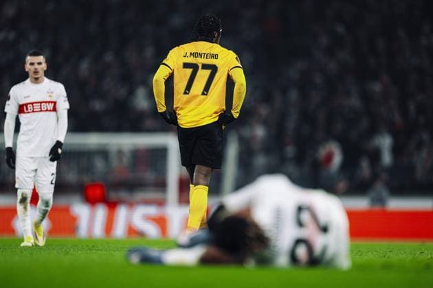 Badredine Bouanani (27; VfB Stuttgart) steht, während ein Spieler von VfB Stuttgart am Boden liegt und Joël Monteiro (77; BSC Young Boys) zuschaut Spielszene mit Verletzung