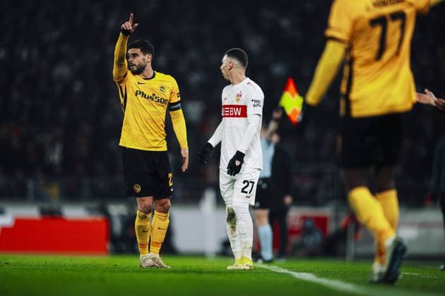 Loris Benito (23; BSC Young Boys) gestikuliert, während Badredine Bouanani (27; VfB Stuttgart) aufmerksam zuhört Diskussion auf dem Spielfeld
