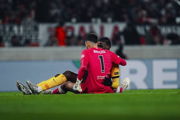 Fabian Bredlow (1; VfB Stuttgart) sitzt am Boden und hält {10246_?} im Arm Torwart in Aktion