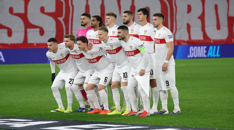Stuttgart, Fußball Europa League , VfB Stuttgart vs. BSC Young Boys Bern , Stuttgarter Mannschaftsfoto, vorne v.l. Badredine Bouanani, Maximilian Mittelstädt, Angelo Stiller, Chris Führich, Deniz Undav, hintere Reihe v.l. Fabian Bredlow, Lorenz Assignon, Finn Jeltsch, Jeff Chabot, Chema Andres, Ermedin Demirovic
