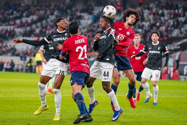 Fussball UEFA Europa League 2025 26, 8. Spieltag - OSC Lille vs SC Freiburg - Stade Pierre Mauroy (Lille, Frankreich): Johan Manzambi (SC Freiburg, 44) Ayyoub Bouaddi (OSC Lille, 32) Junior Adamu (SC Freiburg, 20) Ivan Cavaleiro (OSC Lille, 21) Copyright: xJOERANxSTEINSIEKx