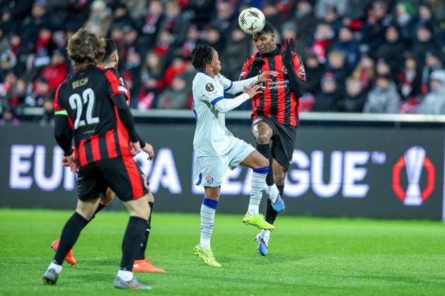29.01.2026, Fußball, UEFA Europa League, Matchday 8, FC Midtjylland - GNK Dinamo Zagreb, MCH Arena in Herning, Dänemark: Cardoso Varela (GNK Dinamo 23) im Zweikampf gegen Ousmane Diao (FC Midtjylland 04) neben Mads Bech Sorensen (FC Midtjylland 22) Regulations prohibit any use of photographs as image sequences and or quasi-video. Dänemark