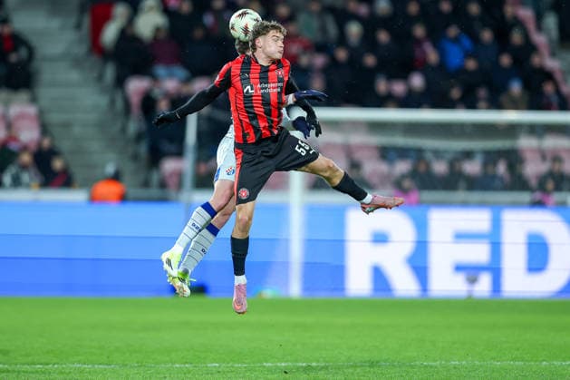 29.01.2026, Fußball, UEFA Europa League, Matchday 8, FC Midtjylland - GNK Dinamo Zagreb, MCH Arena in Herning, Dänemark: Kopfballduell Victor Bak (FC Midtjylland 55) Regulations prohibit any use of photographs as image sequences and or quasi-video. Dänemark