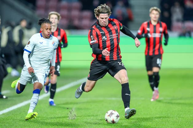 29.01.2026, Fußball, UEFA Europa League, Matchday 8, FC Midtjylland - GNK Dinamo Zagreb, MCH Arena in Herning, Dänemark: Cardoso Varela (GNK Dinamo 23) im Zweikampf gegen Mads Bech Sorensen (FC Midtjylland 22) Regulations prohibit any use of photographs as image sequences and or quasi-video. Dänemark