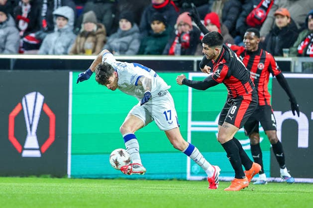 29.01.2026, Fußball, UEFA Europa League, Matchday 8, FC Midtjylland - GNK Dinamo Zagreb, MCH Arena in Herning, Dänemark: Gonzalo Villar (GNK Dinamo 06) im Zweikampf gegen Martin Erlic (FC Midtjylland 06) Regulations prohibit any use of photographs as image sequences and or quasi-video. Dänemark