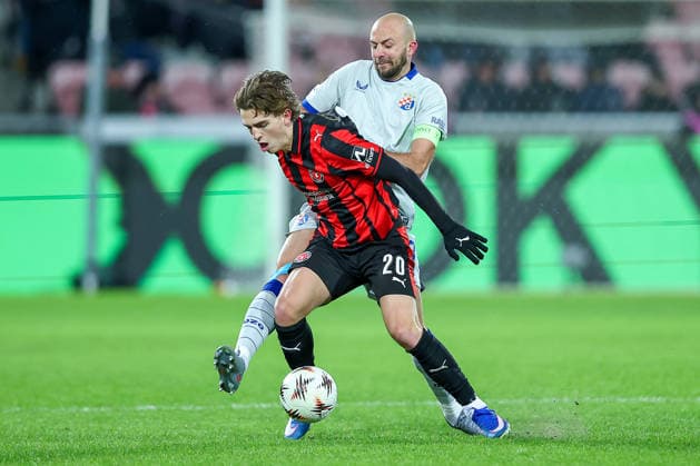 29.01.2026, Fußball, UEFA Europa League, Matchday 8, FC Midtjylland - GNK Dinamo Zagreb, MCH Arena in Herning, Dänemark: Valdemar Byskov (FC Midtjylland 20) im Zweikampf gegen Josip Misic (GNK Dinamo 27) Regulations prohibit any use of photographs as image sequences and or quasi-video. Dänemark