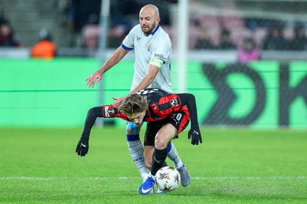 29.01.2026, Fußball, UEFA Europa League, Matchday 8, FC Midtjylland - GNK Dinamo Zagreb, MCH Arena in Herning, Dänemark: Valdemar Byskov (FC Midtjylland 20) im Zweikampf gegen Josip Misic (GNK Dinamo 27) Regulations prohibit any use of photographs as image sequences and or quasi-video. Dänemark