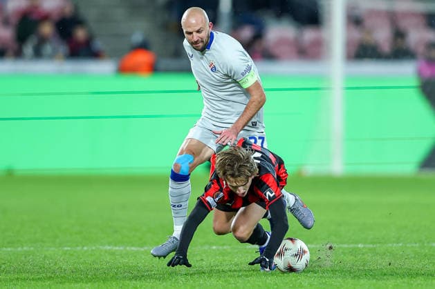 29.01.2026, Fußball, UEFA Europa League, Matchday 8, FC Midtjylland - GNK Dinamo Zagreb, MCH Arena in Herning, Dänemark: Valdemar Byskov (FC Midtjylland 20) im Zweikampf gegen Josip Misic (GNK Dinamo 27) Regulations prohibit any use of photographs as image sequences and or quasi-video. Dänemark