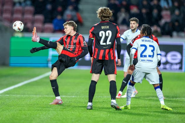 29.01.2026, Fußball, UEFA Europa League, Matchday 8, FC Midtjylland - GNK Dinamo Zagreb, MCH Arena in Herning, Dänemark: Victor Bak (FC Midtjylland 55) im Zweikampf gegen Cardoso Varela (GNK Dinamo 23) neben Matteo Perez Vinlöf (GNK Dinamo 22) Regulations prohibit any use of photographs as image sequences and or quasi-video. Dänemark