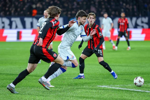 29.01.2026, Fußball, UEFA Europa League, Matchday 8, FC Midtjylland - GNK Dinamo Zagreb, MCH Arena in Herning, Dänemark: Niko Galesic (GNK Dinamo 15) im Zweikampf gegen Mads Bech Sorensen (FC Midtjylland 22) Valdemar Byskov (FC Midtjylland 20) Regulations prohibit any use of photographs as image sequences and or quasi-video. Dänemark
