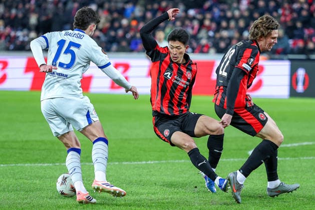 29.01.2026, Fußball, UEFA Europa League, Matchday 8, FC Midtjylland - GNK Dinamo Zagreb, MCH Arena in Herning, Dänemark: Niko Galesic (GNK Dinamo 15) im Zweikampf gegen Gue-sung Cho (FC Midtjylland 10) Mads Bech Sorensen (FC Midtjylland 22) Regulations prohibit any use of photographs as image sequences and or quasi-video. Dänemark