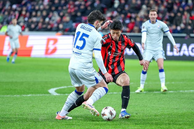 29.01.2026, Fußball, UEFA Europa League, Matchday 8, FC Midtjylland - GNK Dinamo Zagreb, MCH Arena in Herning, Dänemark: Niko Galesic (GNK Dinamo 15) im Zweikampf gegen Gue-sung Cho (FC Midtjylland 10) Regulations prohibit any use of photographs as image sequences and or quasi-video. Dänemark