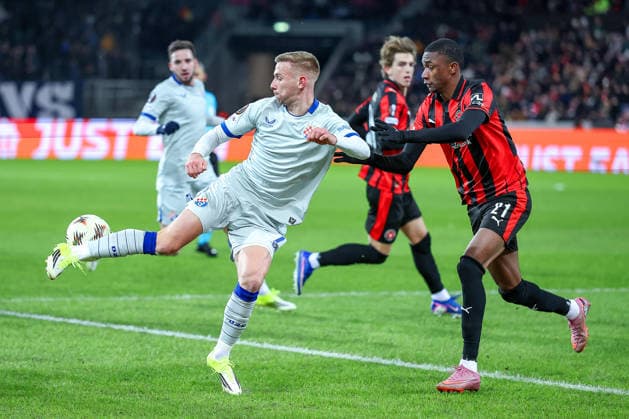 29.01.2026, Fußball, UEFA Europa League, Matchday 8, FC Midtjylland - GNK Dinamo Zagreb, MCH Arena in Herning, Dänemark: Mateo Lisica (GNK Dinamo 21) im Zweikampf gegen Denil Castillo (FC Midtjylland 21) Regulations prohibit any use of photographs as image sequences and or quasi-video. Dänemark