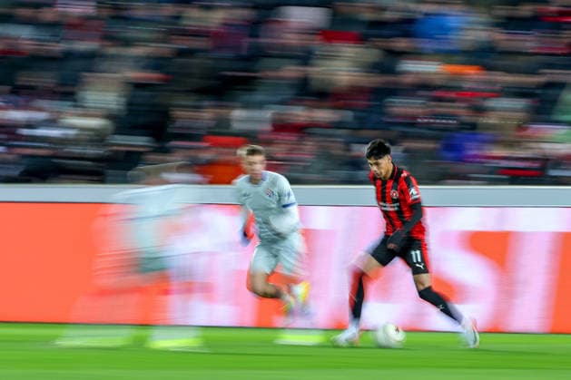 29.01.2026, Fußball, UEFA Europa League, Matchday 8, FC Midtjylland - GNK Dinamo Zagreb, MCH Arena in Herning, Dänemark: Dario Osorio (FC Midtjylland 11) im Laufduell Dynamisch Dynamik Symbolbild Mitzieher Slow shutter Effekt Regulations prohibit any use of photographs as image sequences and or quasi-video. Dänemark
