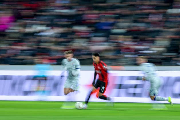 29.01.2026, Fußball, UEFA Europa League, Matchday 8, FC Midtjylland - GNK Dinamo Zagreb, MCH Arena in Herning, Dänemark: Dario Osorio (FC Midtjylland 11) im Laufduell Dynamisch Dynamik Symbolbild Mitzieher Slow shutter Effekt Regulations prohibit any use of photographs as image sequences and or quasi-video. Dänemark