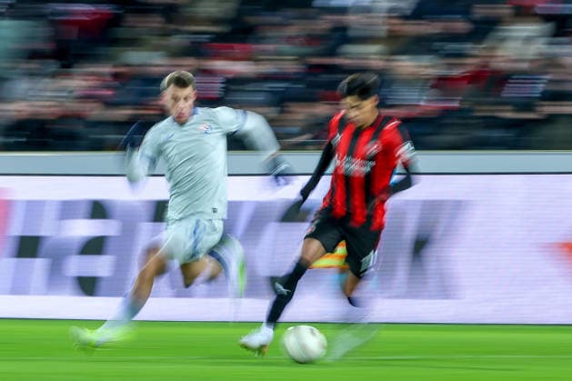 29.01.2026, Fußball, UEFA Europa League, Matchday 8, FC Midtjylland - GNK Dinamo Zagreb, MCH Arena in Herning, Dänemark: Dario Osorio (FC Midtjylland 11) im Laufduell Dynamisch Dynamik Symbolbild Mitzieher Slow shutter Effekt Regulations prohibit any use of photographs as image sequences and or quasi-video. Dänemark