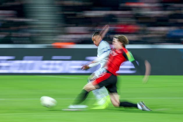 29.01.2026, Fußball, UEFA Europa League, Matchday 8, FC Midtjylland - GNK Dinamo Zagreb, MCH Arena in Herning, Dänemark: Cardoso Varela (GNK Dinamo 23) im Zweikampf gegen Mads Bech Sorensen (FC Midtjylland 22) im Laufduell Dynamisch Dynamik Symbolbild Mitzieher Slow shutter Effekt Regulations prohibit any use of photographs as image sequences and or quasi-video. Dänemark