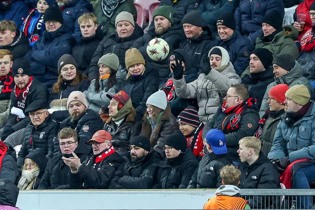 29.01.2026, Fußball, UEFA Europa League, Matchday 8, FC Midtjylland - GNK Dinamo Zagreb, MCH Arena in Herning, Dänemark: Zuschauer auf der Tribüne fängt den Ball Regulations prohibit any use of photographs as image sequences and or quasi-video. Dänemark