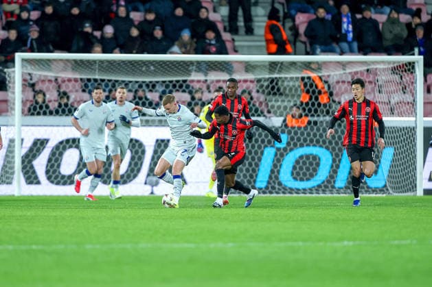 29.01.2026, Fußball, UEFA Europa League, Matchday 8, FC Midtjylland - GNK Dinamo Zagreb, MCH Arena in Herning, Dänemark: Luka Stojkovic (GNK Dinamo 07) im Zweikampf gegen Denil Castillo (FC Midtjylland 21) Regulations prohibit any use of photographs as image sequences and or quasi-video. Dänemark