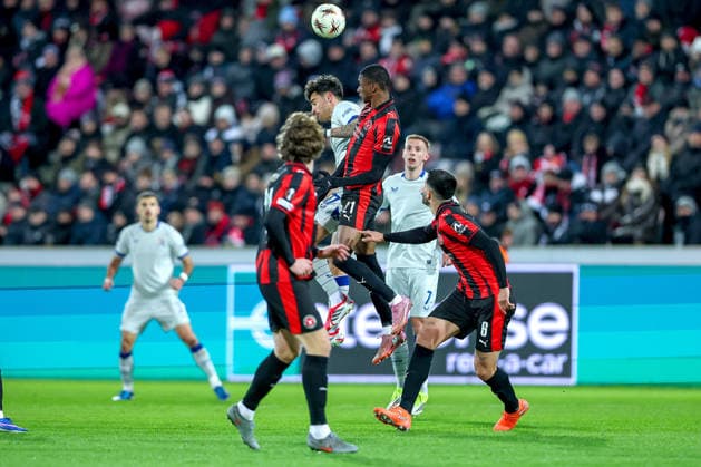 29.01.2026, Fußball, UEFA Europa League, Matchday 8, FC Midtjylland - GNK Dinamo Zagreb, MCH Arena in Herning, Dänemark: Sandro Kulenovic (GNK Dinamo 17) im Zweikampf gegen Denil Castillo (FC Midtjylland 21) Kopfballduell Regulations prohibit any use of photographs as image sequences and or quasi-video. Dänemark