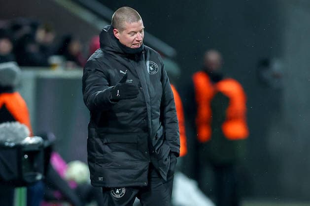 29.01.2026, Fußball, UEFA Europa League, Matchday 8, FC Midtjylland - GNK Dinamo Zagreb, MCH Arena in Herning, Dänemark: Head Coach Mike Tullberg (FC Midtjylland hc) gestikulierend am Spielfeldrand Regulations prohibit any use of photographs as image sequences and or quasi-video. Dänemark