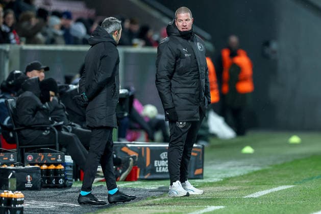 29.01.2026, Fußball, UEFA Europa League, Matchday 8, FC Midtjylland - GNK Dinamo Zagreb, MCH Arena in Herning, Dänemark: Head Coach Mike Tullberg (FC Midtjylland hc) gestikulierend am Spielfeldrand Regulations prohibit any use of photographs as image sequences and or quasi-video. Dänemark