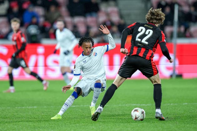 29.01.2026, Fußball, UEFA Europa League, Matchday 8, FC Midtjylland - GNK Dinamo Zagreb, MCH Arena in Herning, Dänemark: Cardoso Varela (GNK Dinamo 23) im Zweikampf gegen Mads Bech Sorensen (FC Midtjylland 22) Regulations prohibit any use of photographs as image sequences and or quasi-video. Dänemark