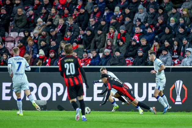 29.01.2026, Fußball, UEFA Europa League, Matchday 8, FC Midtjylland - GNK Dinamo Zagreb, MCH Arena in Herning, Dänemark: Dario Osorio (FC Midtjylland 11) im Zweikampf um den Ball Bandenwerbung Schriftzug Symbolbild Regulations prohibit any use of photographs as image sequences and or quasi-video. Dänemark