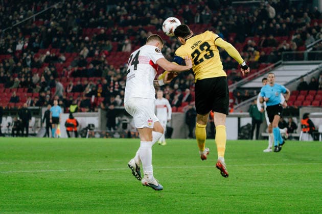 Kopfballduell zwischen Jeff Chabot (VfB Stuttgart, 24) und Loris Benito (Young Boys Bern, 23), GER, VfB Stuttgart vs. Young Boys Bern, Fussball, Europa League, Spieltag 8, Spielzeit 2025 2026, 29.01.2026, GER, VfB Stuttgart vs. Young Boys Bern, Fussball, Europa League, Spieltag 8, Spielzeit 2025 2026, 29.01.2026, Stuttgart Copyright: xEibner-Pressefoto EdwardxCheungx EP_ECG