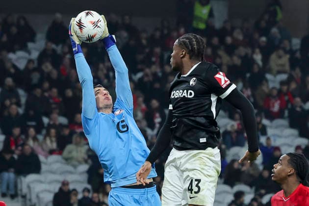 Torhueter Berke Oezer (OSC Lille) und Junior Adamu (SC Freiburg) kaempfen um den Ball, UEFA Europa League 2025 26 League Phase MD8, LOSC Lille v SC Freiburg, Stade Pierre Mauroy am 29. January 2026 in Lille, Frankreich. (Foto von Marco Steinbrenner DeFodi Images) Torhueter Berke Oezer (OSC Lille) und Junior Adamu (SC Freiburg) battle for the ball, UEFA Europa League 2025 26 League Phase MD8, LOSC Lille v SC Freiburg, Stade Pierre Mauroy, January 29, 2026 in Lille, France. (Photo by Marco Steinbrenner DeFodi Images) -