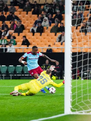 Fußball, EuroLeague, Real Betis Sevilla - Feyenoord Rotterdam #5 UEFA Europa League: Real Betis v Feyenoord Sevilla - Cyle Larin of Feyenoord, Real Betis goalkeeper Pau Lopez during the eighth match of the UEFA Europa League 2025 2026. The match is set between Real Betis Balompie and Feyenoord at Estadio La Cartuja on 29 January 2026 in Sevilla, Spain. Copyright: xYannickxVerhoevenx