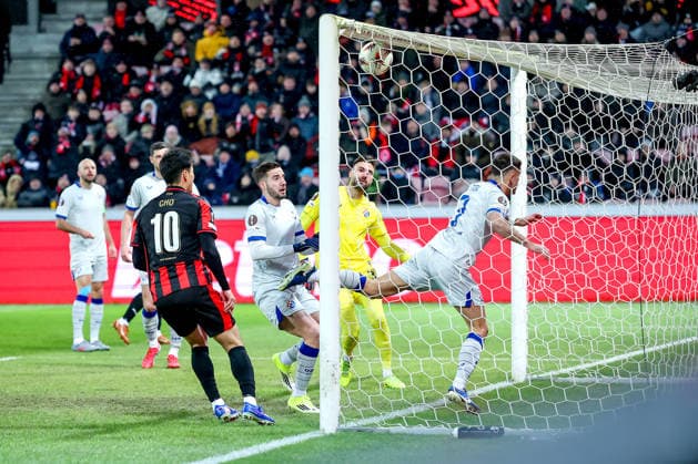 29.01.2026, Fußball, UEFA Europa League, Matchday 8, FC Midtjylland - GNK Dinamo Zagreb, MCH Arena in Herning, Dänemark: Luka Stojkovic (GNK Dinamo 07) rettet den Ball an die Latte ehe Gue-sung Cho (FC Midtjylland 10) zuzm Torschuss ansetzt. nach dem Tor zum 1:0 durch Torschütze Gue-sung Cho (FC Midtjylland 10) Regulations prohibit any use of photographs as image sequences and or quasi-video. Dänemark