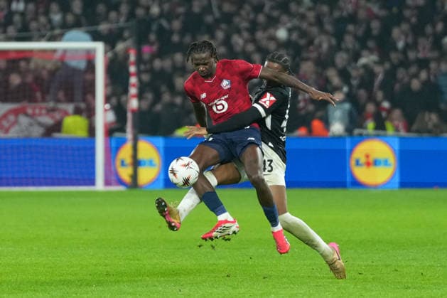 Ngal™ayel Mukau (OSC Lille, 17) im Zweikampf mit Bruno Ogbus (SC Freiburg, 43) , Frankreich, Fussball, UEFA Europa League, 8.Spieltag, Ligaphase, 2025 2026, OSC Lille vs. SC Freiburg, 29.01.2026, Stade Pierre-Mauroy, Lille, Frankreich Lille Stade Pierre-Mauroy DÃ partements Nord, Hauts-de-Fra Frankreich Copyright: xArnexAmbergx