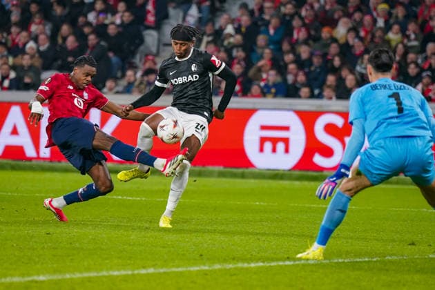 Fussball UEFA Europa League 2025 26, 8. Spieltag - OSC Lille vs SC Freiburg - Stade Pierre Mauroy (Lille, Frankreich): Junior Adamu (SC Freiburg, 20) vor Lucas Chevalier (OSC Lille, 1) Ismaily (OSC Lille, 3) kann klären Copyright: xJOERANxSTEINSIEKx