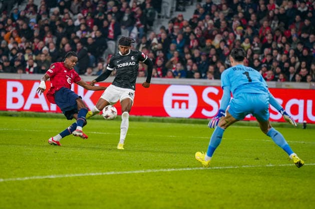 Fussball UEFA Europa League 2025 26, 8. Spieltag - OSC Lille vs SC Freiburg - Stade Pierre Mauroy (Lille, Frankreich): Junior Adamu (SC Freiburg, 20) vor Lucas Chevalier (OSC Lille, 1) Ismaily (OSC Lille, 3) kann klären Copyright: xJOERANxSTEINSIEKx