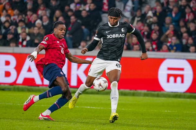 Fussball UEFA Europa League 2025 26, 8. Spieltag - OSC Lille vs SC Freiburg - Stade Pierre Mauroy (Lille, Frankreich): Junior Adamu (SC Freiburg, 20) vor Lucas Chevalier (OSC Lille, 1) Ismaily (OSC Lille, 3) kann klären Copyright: xJOERANxSTEINSIEKx