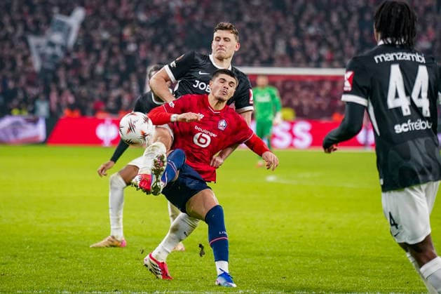 Fussball UEFA Europa League 2025 26, 8. Spieltag - OSC Lille vs SC Freiburg - Stade Pierre Mauroy (Lille, Frankreich): Ivan Cavaleiro (OSC Lille, 21) und Maximilian Eggestein (SC Freiburg, 08) Copyright: xJOERANxSTEINSIEKx