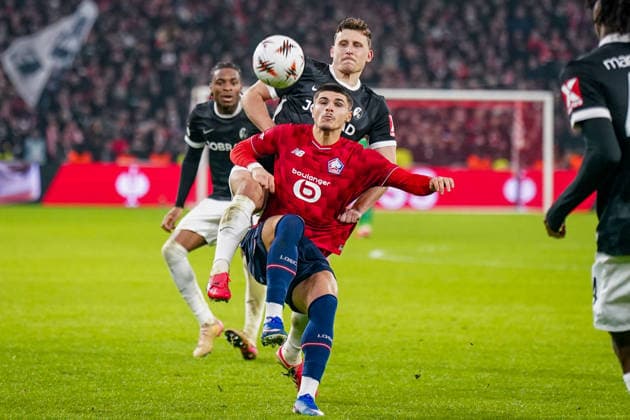 Fussball UEFA Europa League 2025 26, 8. Spieltag - OSC Lille vs SC Freiburg - Stade Pierre Mauroy (Lille, Frankreich): Ivan Cavaleiro (OSC Lille, 21) und Maximilian Eggestein (SC Freiburg, 08) Copyright: xJOERANxSTEINSIEKx