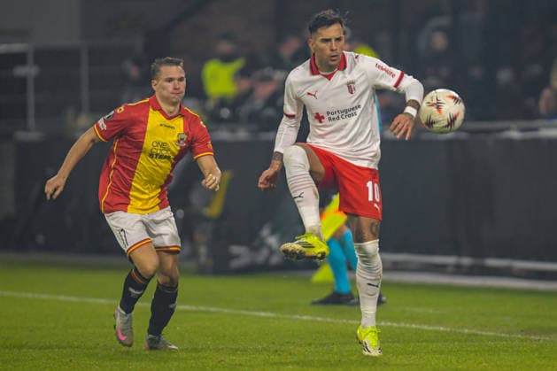 2026-01-29 - Europa League match DEVENTER, NETHERLANDS - JANUARY 29: Rodrigo Zalazar of SC Braga battles for possession with Mathis Suray of Go Ahead Eagles during the Europa League match at the De Adelaarshorst on January 29, 2026 in Deventer, Netherlands Deventer De Adelaarshorst Netherlands Content not available for redistribution in The Netherlands directly or indirectly through any third parties. Copyright: xDennisxBresserx