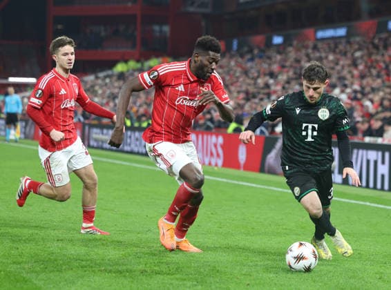 Nottingham Forest v Ferencvarosi TC UEFA Europa League Gabi Kanichowsky of Ferencvaros is closed down by Ibrahim SangarÃ of Nottingham Forest and James McAtee of Nottingham Forest during the UEFA Europa League match at the City Ground, Nottingham 29 01 2026 UK Newspapers OUT Copyright: xAndyxSumnerx FIL-22875-0049