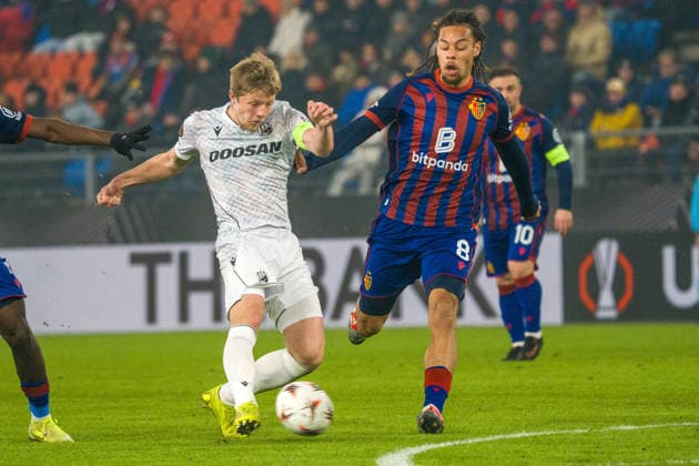 29 01 2026, Basel, St. Jakob-Park, Europa League: FC Basel - Viktoria Plzen, 6 Lukas Cerv (Plzen) against 8 Koba Koindredi (Basel) Basel St. Jakob-Park Basel Switzerland Copyright: xJustPictures.ch PascalxvonxBürenx jp-en-PaVoB-Pavo_Fotografie-00869A